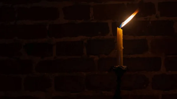 Kerzenflamme Großaufnahme Auf Dunklem Hintergrund Geschmolzene Wachskerze Licht Bordüre Design — Stockfoto