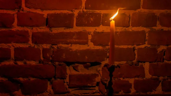 Kerzenflamme Großaufnahme Auf Rotem Wandhintergrund Geschmolzene Wachskerze Licht Bordüre Design — Stockfoto