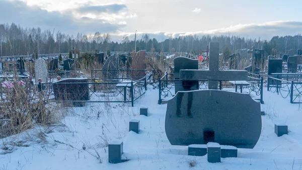 묘지에서 있습니다 겨울의 전통적 묘지는 아래에 있습니다 묘지에 묘비에요 겨울에는 — 스톡 사진