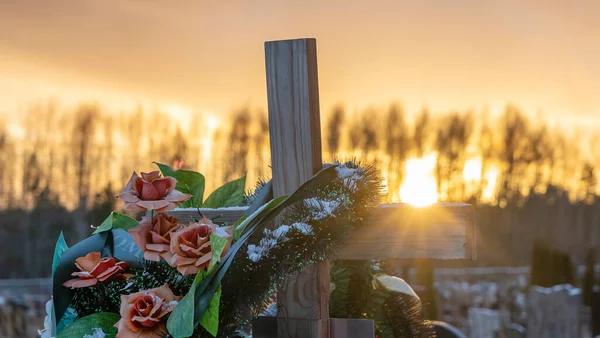 Vintersolnedgången Över Snötäckt Kyrkogård Med Mörka Gravstenar Och Träd Efterlivet — Stockfoto