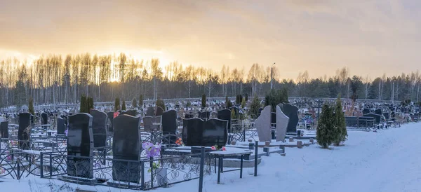 Karanlık Mezar Taşları Ağaçlarla Kaplı Bir Mezarlığın Üzerinde Kış Günbatımı — Stok fotoğraf