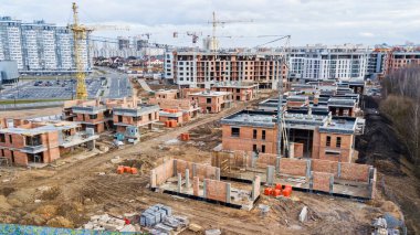 Şehrin arka planında inşaat alanının havadan vurulması. Üst görünüm