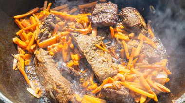 Adım adım dökme demir bir kazanda pilav pişirme işlemi. Ulusal Mutfak.