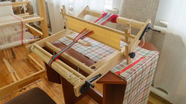 Eski dokuma tezgahı. El yapımı ve geleneksel konsept. Beyaz Rusya Kültürü.