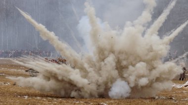 Sahada dumanla büyük bir patlama oldu. Savaş konsepti.
