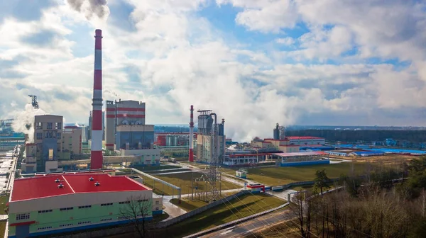 Klasik mavi gökyüzü arka planında endüstriyel kağıt fabrikası. Büyük bir fabrika. Bacalardan duman çıkıyor. Ekoloji problemi kavramı.