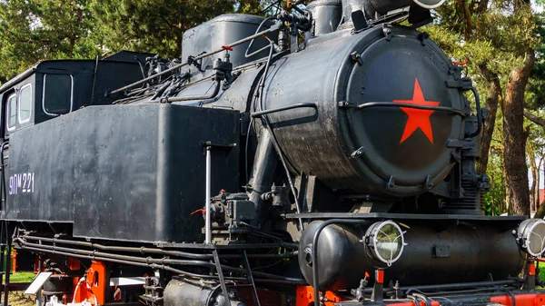 Vista Ravvicinata Della Vecchia Locomotiva Vapore Nera Classica Con Decorazione — Foto Stock