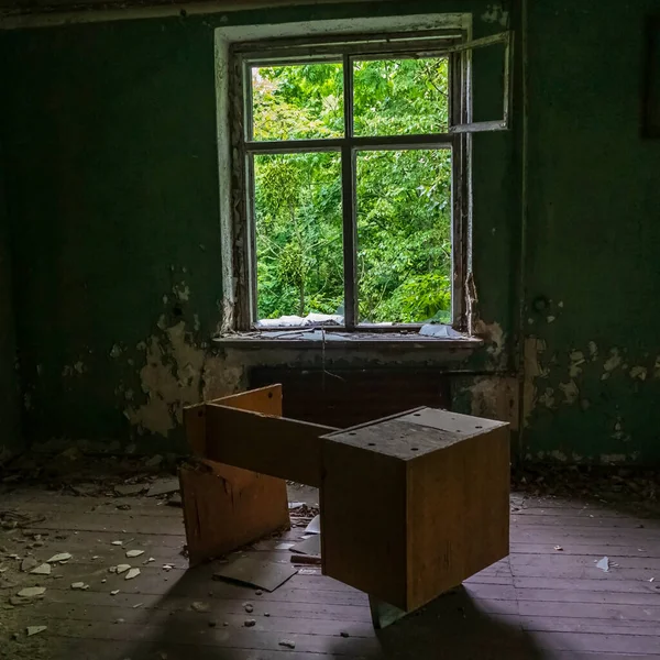 Sperrzone Tschernobyl Zerbrochener Tisch Zimmer Vor Dem Kaputten Fenster Ökologisches — Stockfoto