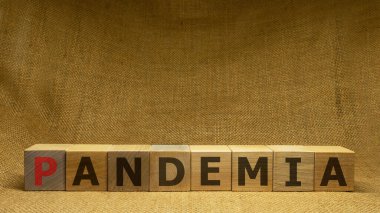 Tahta küplerin arka planında kırmızı ve siyah kelime PANDEMIA var. Pandemia ve Covid-19 konsepti.