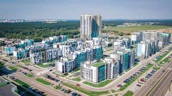 Modern ve konforlu Novaya Borovaya bölgesi, Minsk 'te. Küçük yerleşim bölgesi.