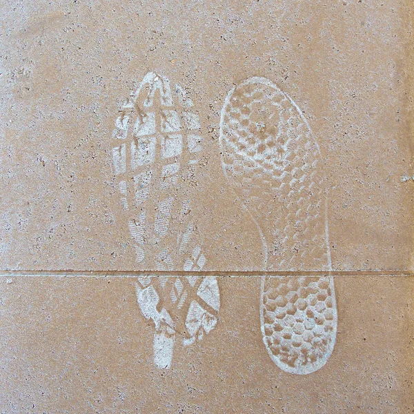 Közelkép Cipők Lábnyomairól Egy Koszos Aszfalton Kaland Vagy Utazás Koncepció — Stock Fotó