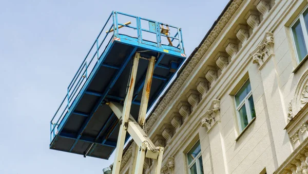 Onstruction Schaar Mechanisme Lift Tegen Achtergrond Van Een Gerenoveerd Appartementencomplex — Stockfoto