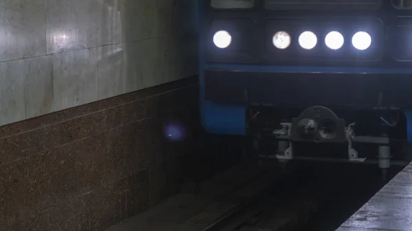 Poruszam Się Podziemnym Pociągiem Przyjazd Pociągu Metra Stację Miasto Bez — Zdjęcie stockowe