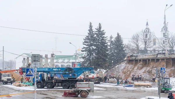 多雪天气下的建筑工地视图 建筑是一个泛指艺术和科学形成物体 系统或组织的术语 — 图库照片