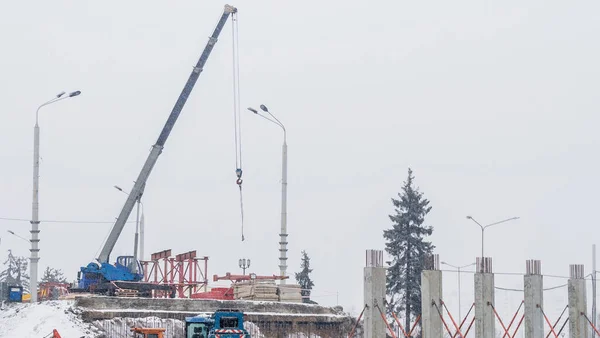 Widok Plac Budowy Śnieżną Pogodą Budownictwo Jest Ogólnym Terminem Oznaczającym — Zdjęcie stockowe