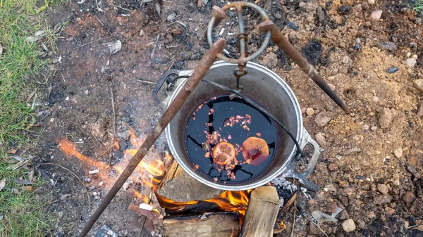 Glühwein Touristentopf Über Heißem Lagerfeuer Glühwein Feuer Glühwein Der Draußen — Stockfoto