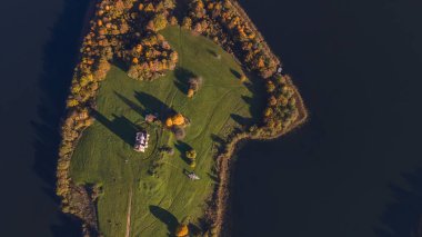Gölde bir yarımada. Yarımadadaki eski kilisenin binası. Resimli bir manzara. Üst görünüm.
