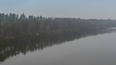 Nehirde lastik botta bir balıkçı. Akşamları nehirde teknede balık tutan olgun bir adam. Rahatla konsept.