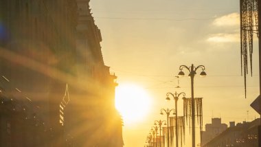 Şehrin tarihi merkezinde gün batımında binaların siluetlerini ve sokak ışıklarının panoramik görüntüsü. Kentsel kavramlar.