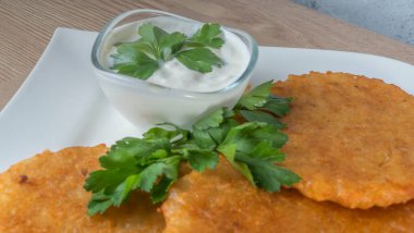 Krema soslu ve maydanozlu patatesli krep yakın plan görüntüsü. Slav mutfağı kavramları.