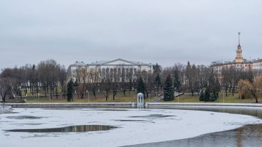 İnce buz tabakalarıyla nehrin karanlık suları. Minsk 'in merkezindeki nehirdeki ilk buz. Şehir kavramları. Metin için boşluk.