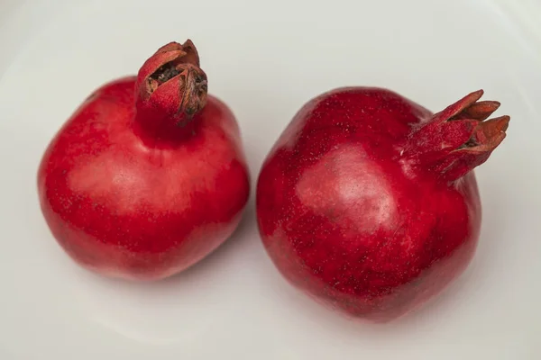 Duas Frutas Romã Espanhola Suculenta Prato Porcelana Conceitos Vida Saudável — Fotografia de Stock