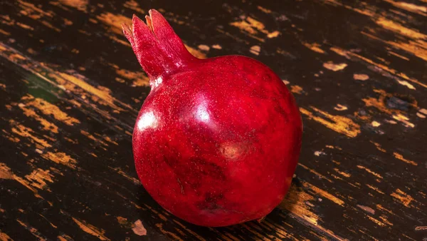 Atas Meja Diletakkan Delima Merah Garnet Matang Atas Meja Dengan — Stok Foto