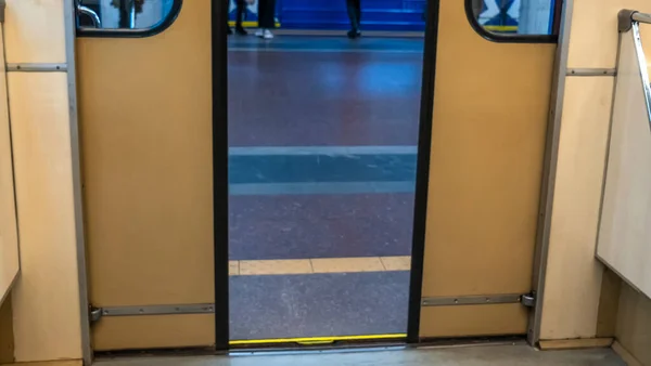 Bahn Zug Mit Geöffneten Türen Auf Bahnsteig Metalltüren Zug Bahn — Stockfoto