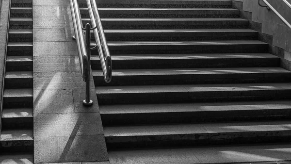 Imagen Blanco Negro Escalera Paso Subterráneo Escalera Libertad Los Rayos —  Fotos de Stock