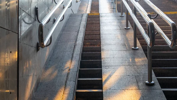 Treppe Der Unterführung Treppe Zur Freiheit Die Sonnenstrahlen Auf Den — Stockfoto