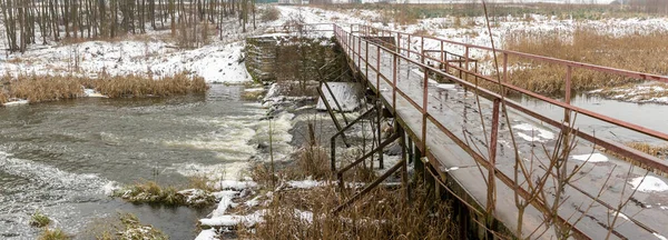 Στενή Παλιά Ξύλινη Γέφυρα Πάνω Από Χειμερινό Ποτάμι Ξύλινη Πεζογέφυρα — Φωτογραφία Αρχείου