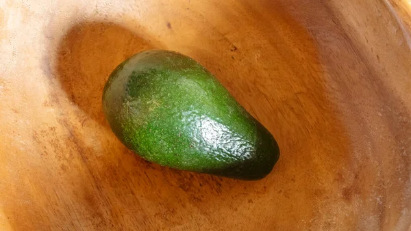Grüne Glatte Avocado Einer Holzschale Ganze Avocado Für Kulinarische Zwecke — Stockfoto