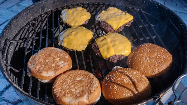 Burger Kotlet Houska Grilované Piknik Grilem Čerstvém Vzduchu Grilované Kotlety — Stock fotografie
