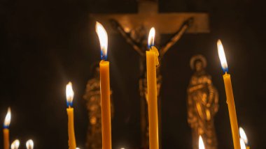 Kilise mum ışığı. Mum cilası. Ortodoks kilisesinde ya da tapınağında yanan mumlar var. Seçici odaklanma. Tapma kavramları.