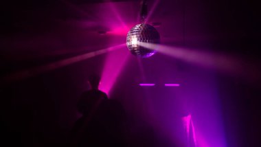 Disko topuyla parti atmosferi. Disko topundan yansıyan ışık demetleri.