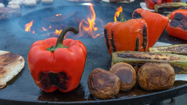 Μαγείρεμα Ψητών Λαχανικών Μια Σόμπα Του Δρόμου Κατά Διάρκεια Της — Φωτογραφία Αρχείου