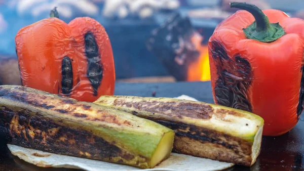 Fuar Sırasında Sobada Izgara Sebze Pişirmek Festivalde Vejetaryen Izgara Yiyecek — Stok fotoğraf