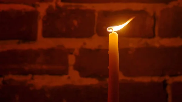 烛焰在红墙背景上的特写 熔融蜡烛光边框设计 长期暴露 夜晚燃烧 维耶斯克伦 — 图库照片