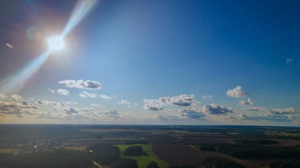 Světlo Slunce Prosvítalo Mraky Obloze Úžasné Nadýchané Mraky Tiše Pohybují — Stock fotografie