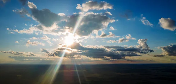 Solens Ljus Skiner Genom Molnen Himlen Fantastisk Fluffiga Moln Rör — Stockfoto