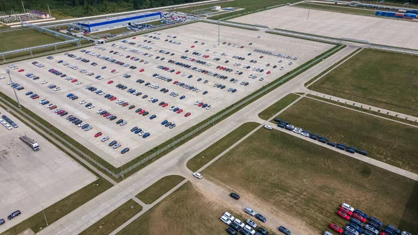 Вид Воздуха Современную Фабрику Промышленная Территория Много Автомобилей Рядом Сверху — стоковое фото