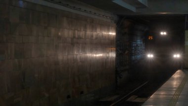 Yeraltı treni hareket ediyor. Metro treninin istasyona varışı. Trafik sıkışıklığı olmayan şehir. Toplu taşıma kavramı.