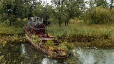 Çernobil yakınlarındaki nehirde terk edilmiş gemiler. Pripyat 'taki terk edilmiş nehir limanı. Modern harabeler. Radyoaktif metal.