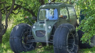Alçak basınçlı tekerlekleri ve ulaşılması zor lastikleri olan özel bir off-road arabası. Her yere yayılmış bir araç. Bataklık için ekolojik taşıma.