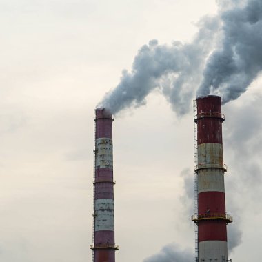 Gaz kazanının bacasını tüttürüyorum. Ekolojik bir sorun. Endüstri kavramları.