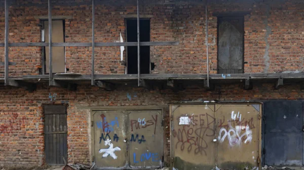 Geschilderde Roestige Oude Magazijndeuren Twee Verdiepingen Tellend Bakstenen Gebouw — Stockfoto