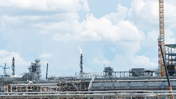 Площадь Нефтеперерабатывающего Завода Классическом Голубом Небе Фоне Облаков — стоковое фото