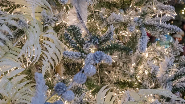 Natale Capodanno Accogliente Sfondo Con Abete Decorato Ghirlande Bokeh — Foto Stock