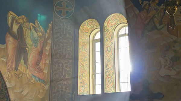 Jasne Promienie Słońca Bijące Oknie Kościoła Prawosławnego Koncepcja Religijna Wielkanocna — Zdjęcie stockowe