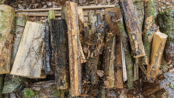 Drewno Kominkowe Układane Zimie Drewno Pali Śniegiem Ułożone Opał Posiekane — Zdjęcie stockowe